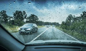 kinh nghiệm lái xe ô tô an toàn trời mưa bão