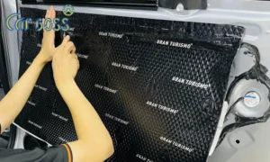 Kiểm tra bề mặt vật liệu cách âm không mùi, chịu nhiệt cao trong quy trình cách âm chống ồn Vinfast VF9