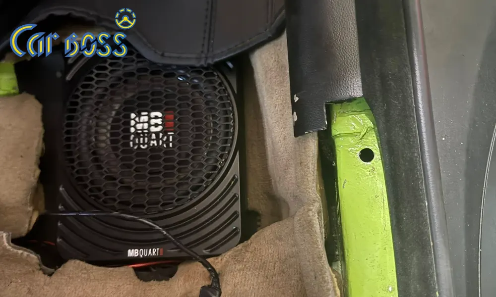 Tăng cường dải âm trầm bằng loa sub gầm ghế trong quy trình nâng cấp âm thanh Mitsubishi Triton