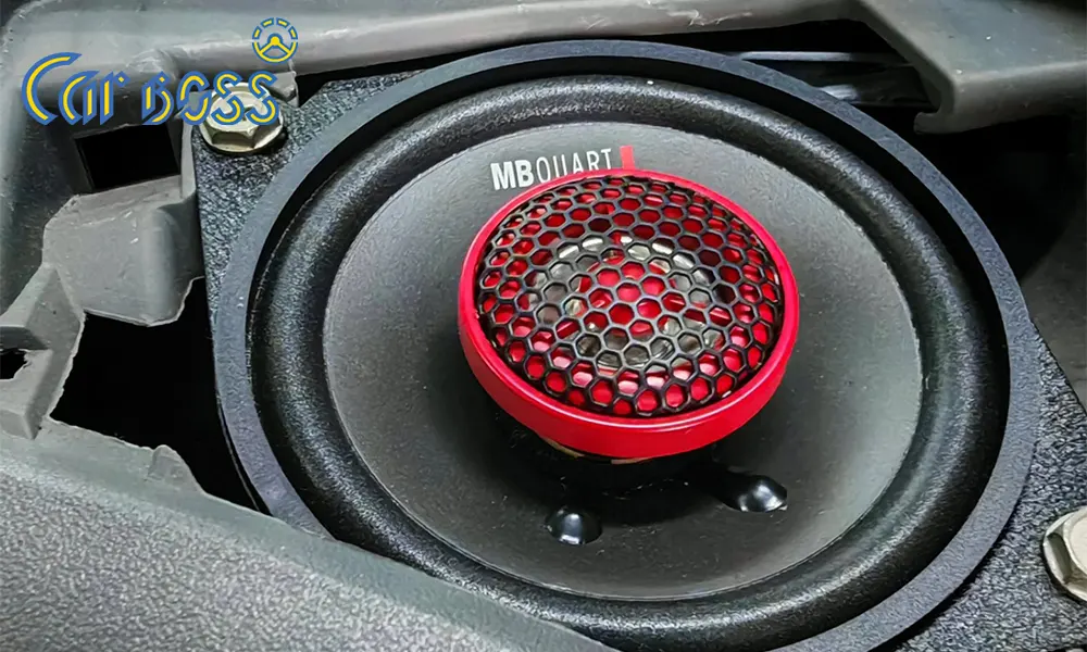Lắp đặt loa đồng trục ở cửa sau để hỗ trợ âm thanh cho gói nâng cấp âm thanh Toyota Alphard