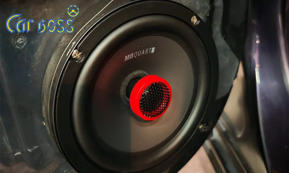 Lắp đặt loa đồng trục tại cửa sau nhằm hỗ trợ dải âm cho hệ thống nâng cấp âm thanh Mitsubishi Triton