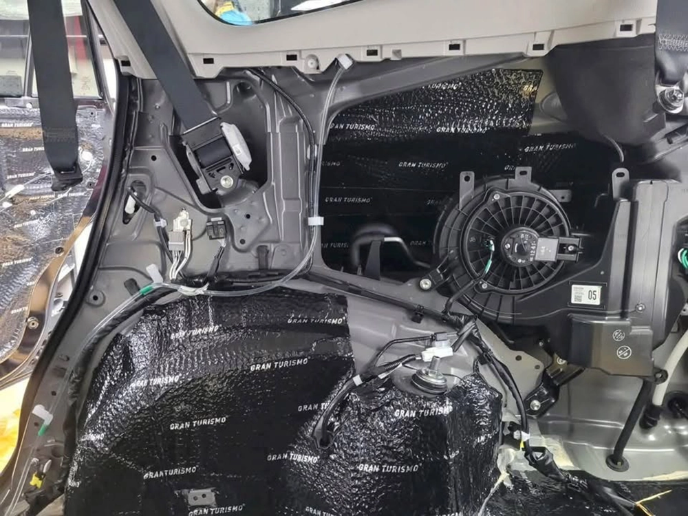 cách âm GRAN TURISMO toàn xe Innova Cross
